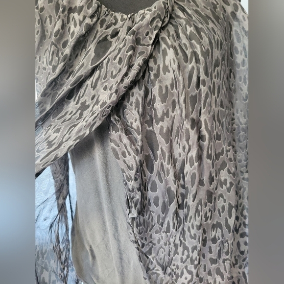 H Trend Silk Animal Print Top Grey Medium - Picture 3 of 10